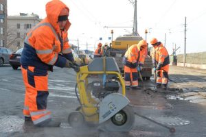 Ремонт участка дороги на площади Борьбы завершили специалисты 